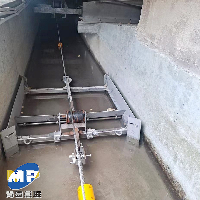 How can the blade material of a flat scraper maintain wear resistance and chemical corrosion resistance in a highly corrosive sewage environment?
