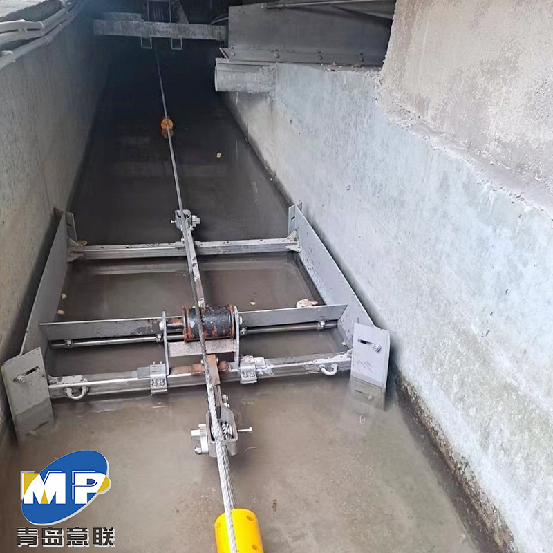 Can a flat scraper become a key tool for efficient cleaning and fermentation management of livestock and poultry manure?